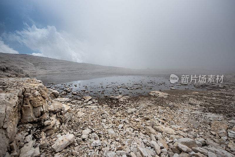 Trentino上阿迪杰，意大利:Dolomites - Pordoi山口，徒步到Piz Boè， Sella集团